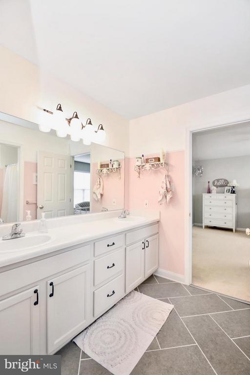 Building Photo - 102 Peregrine Ln