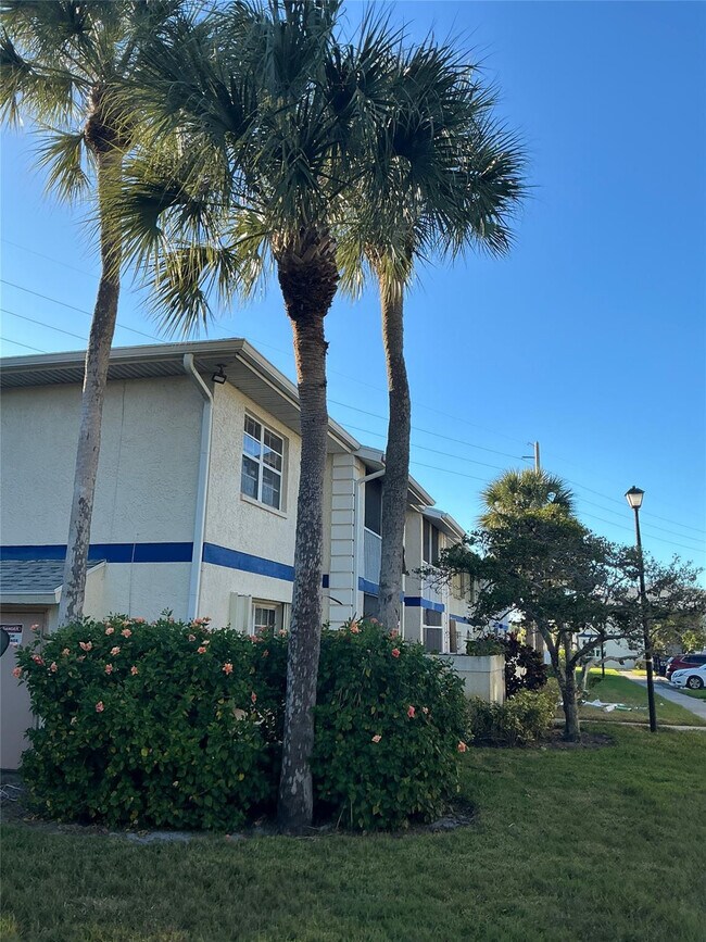 Building Photo - 1530 SE Royal Green Cir