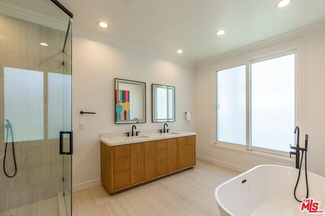 Building Photo - 560 Chalette Dr