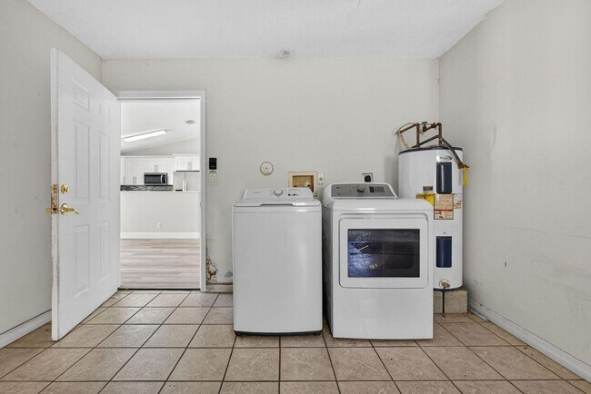 Building Photo - 16971 Mayfair Dr E