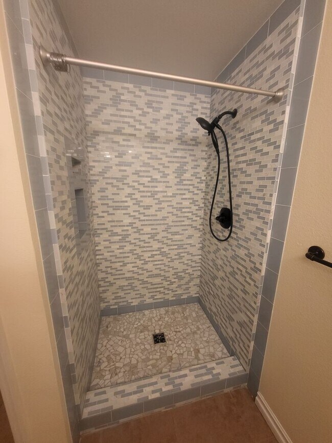 Building Photo - REALLY Cute 4 BR in The Vineyard with RV Parking - 11,000sf Lot + Designer Touches