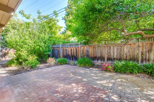 Building Photo - Mountain View Home l Spacious Open Layout Bright and Private Yard