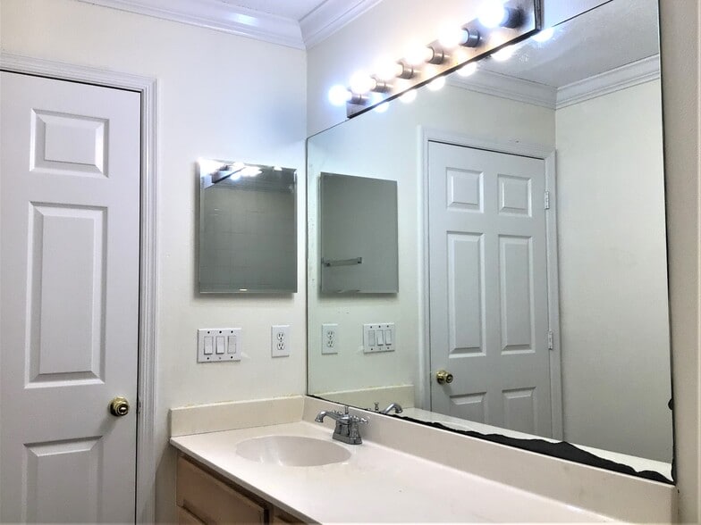 Building Photo - 882 Grand Hughey Ct