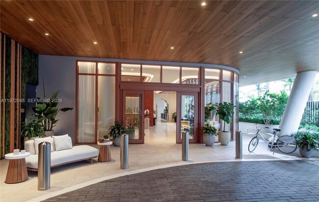 Building Photo - 2655 S Bayshore Dr