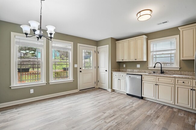 Building Photo - AVAILABLE NOW!  LIKE NEW! Cute One-Story R...