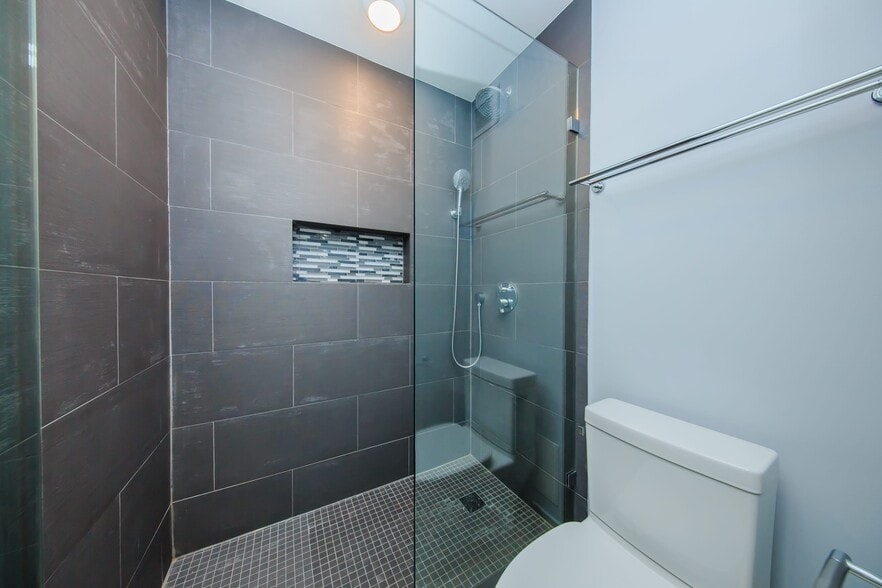 Master Bathroom - 200 N Dearborn St