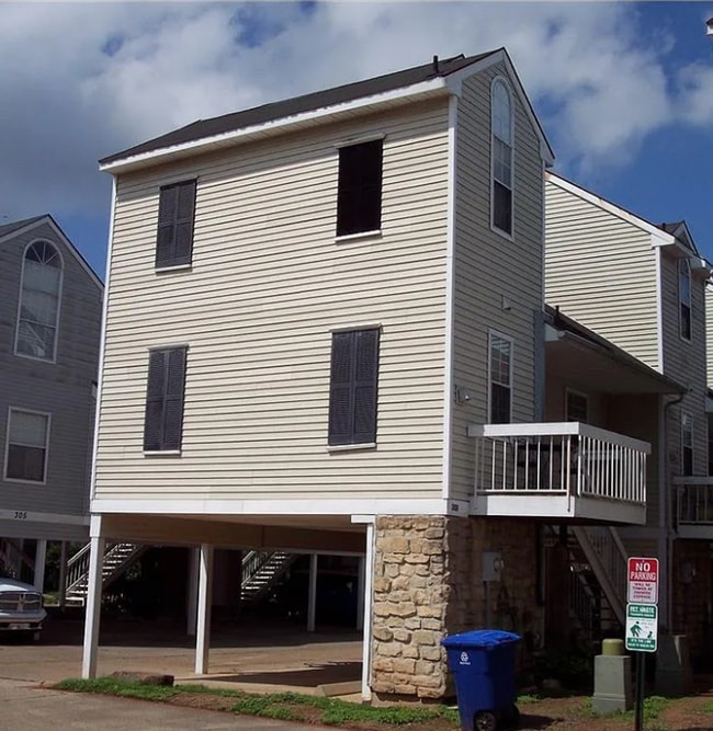 Building Photo - Remodeled 2 Bedroom Unit In Cobblestone - Water Included!