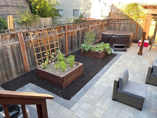Building Photo - Beautifully renovated 1892 Buckman Bungalow with Hardwoods, Fenced Yard, A/C