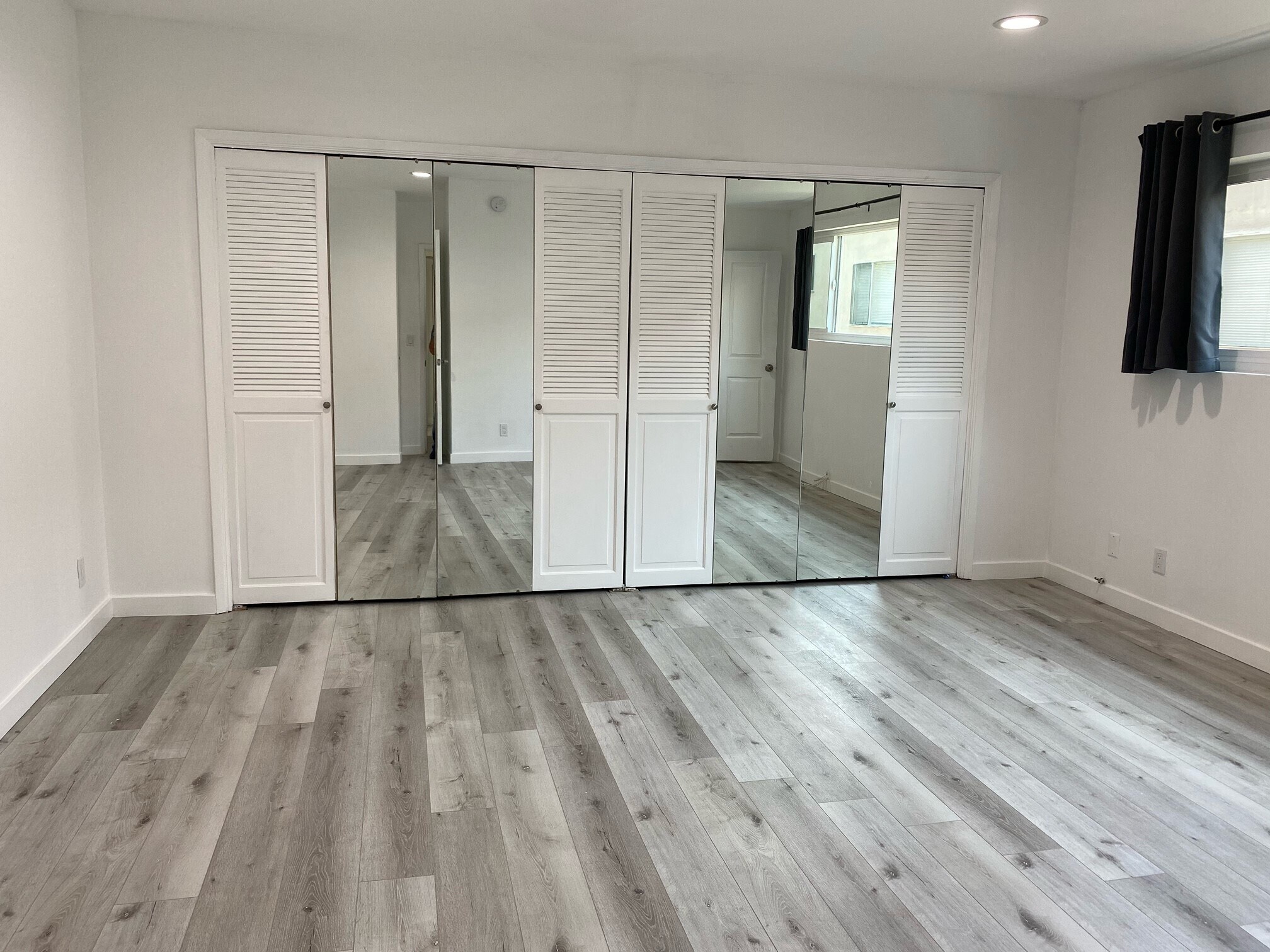 Building Photo - 10823 Camarillo St