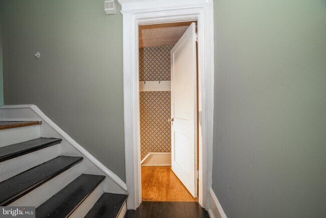 Building Photo - 709 E 20th St