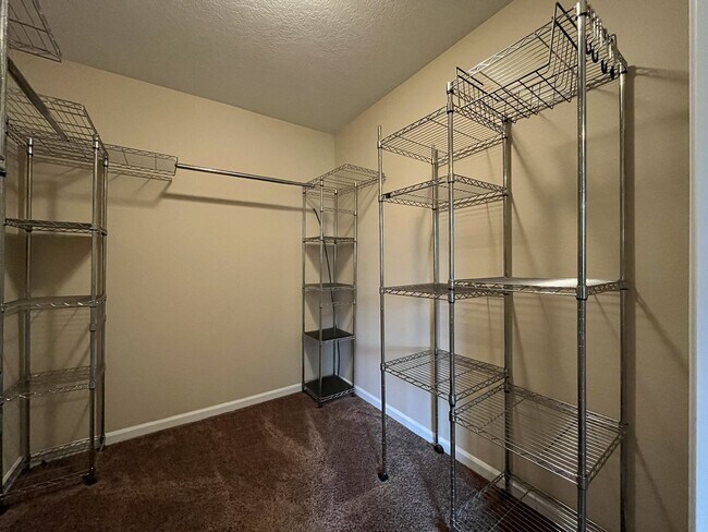 Building Photo - Spacious 904 Sq Ft Home in Bethany with Garage Parking, Washer/Dryer & Modern Kitchen Features