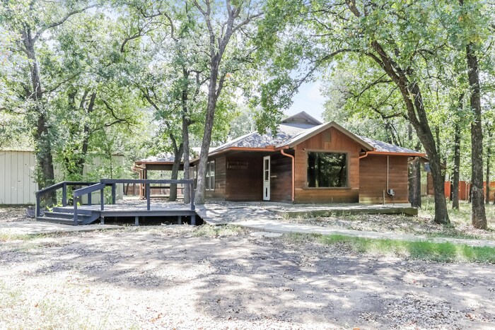 Building Photo - 1801 Whispering Oaks St