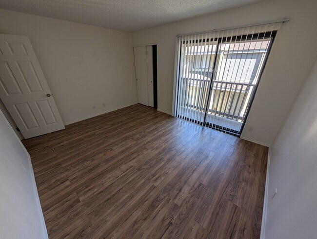 Building Photo - 1105 W Cypress Ave
