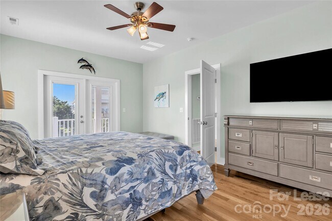 Building Photo - 1708 W Dolphin Dr