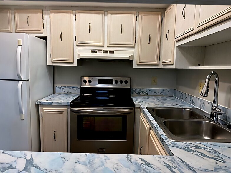 Kitchen - 22333 Edgewater Dr