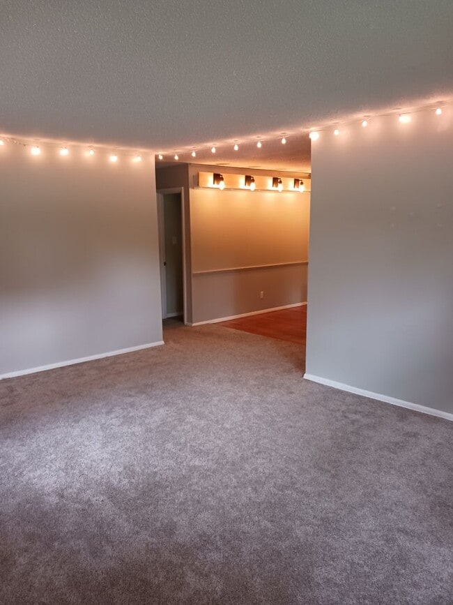Building Photo - Well-Maintained 3 Bedroom / 2 Bath Ranch Home