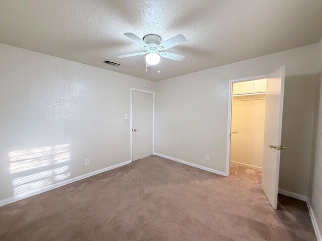 Building Photo - Cute, Cozy & Clean!