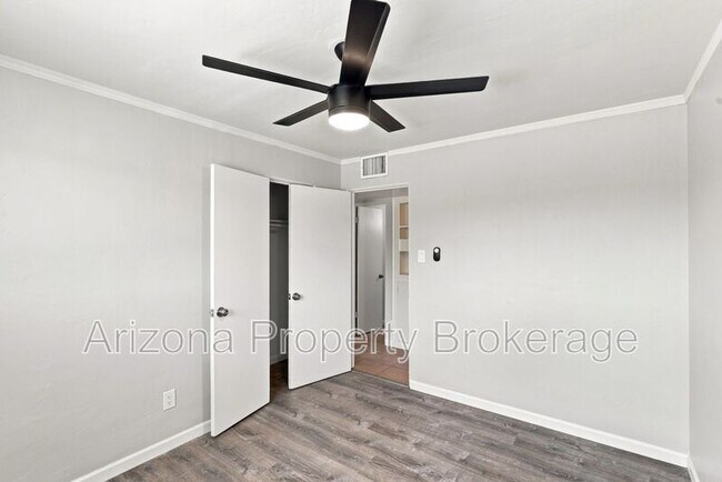 Building Photo - 3302 W Solano Dr S