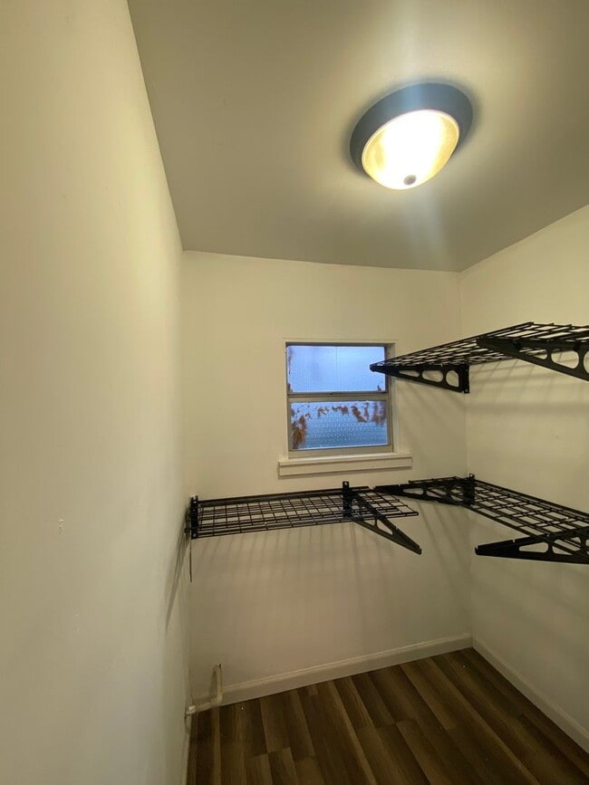 Building Photo - Charming 1 Bedroom Oasis with Sunroom in O...