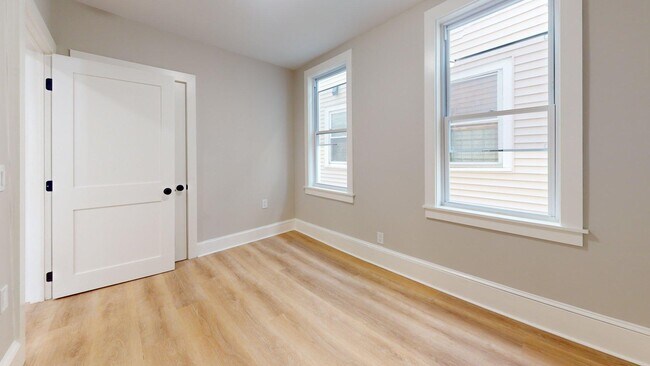 Building Photo - 205 Chelsea St