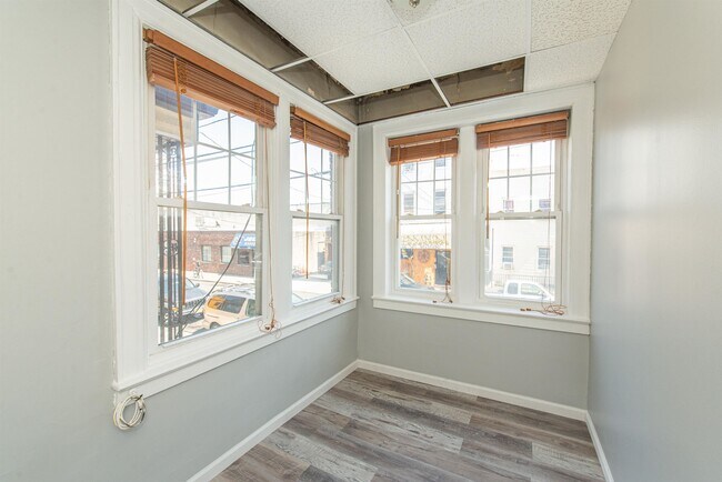 Building Photo - 413 24th St