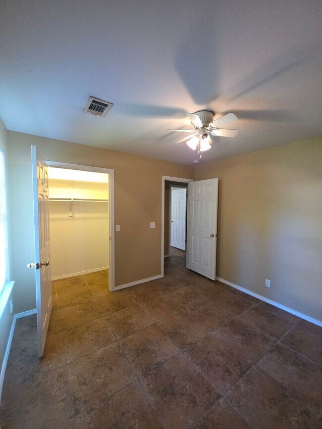 Building Photo - 401 E 11th St