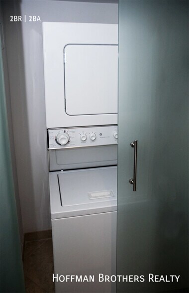 Building Photo - 1418 N Poinsettia Pl