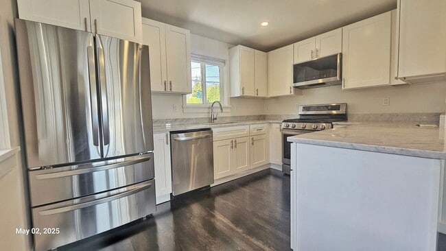 Building Photo - 3 Bed, 2 Bath Apartment Newly Remodel in P...