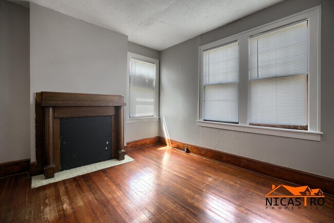 Building Photo - 2070 Indianola Ave
