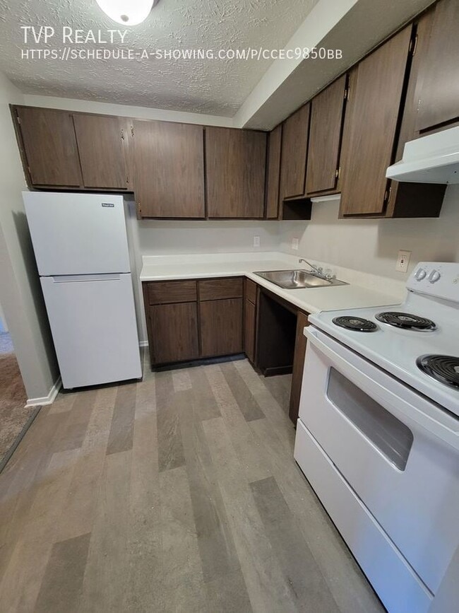 Building Photo - 1444 W River Rd N