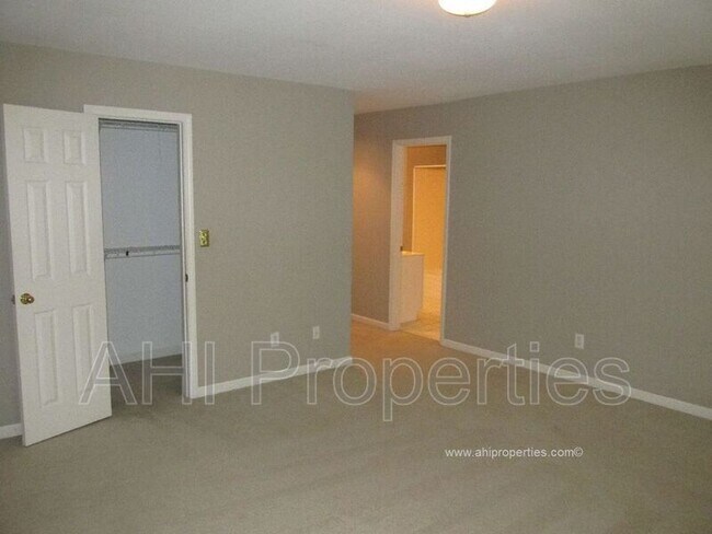Building Photo - 6031 Rosemont Rd