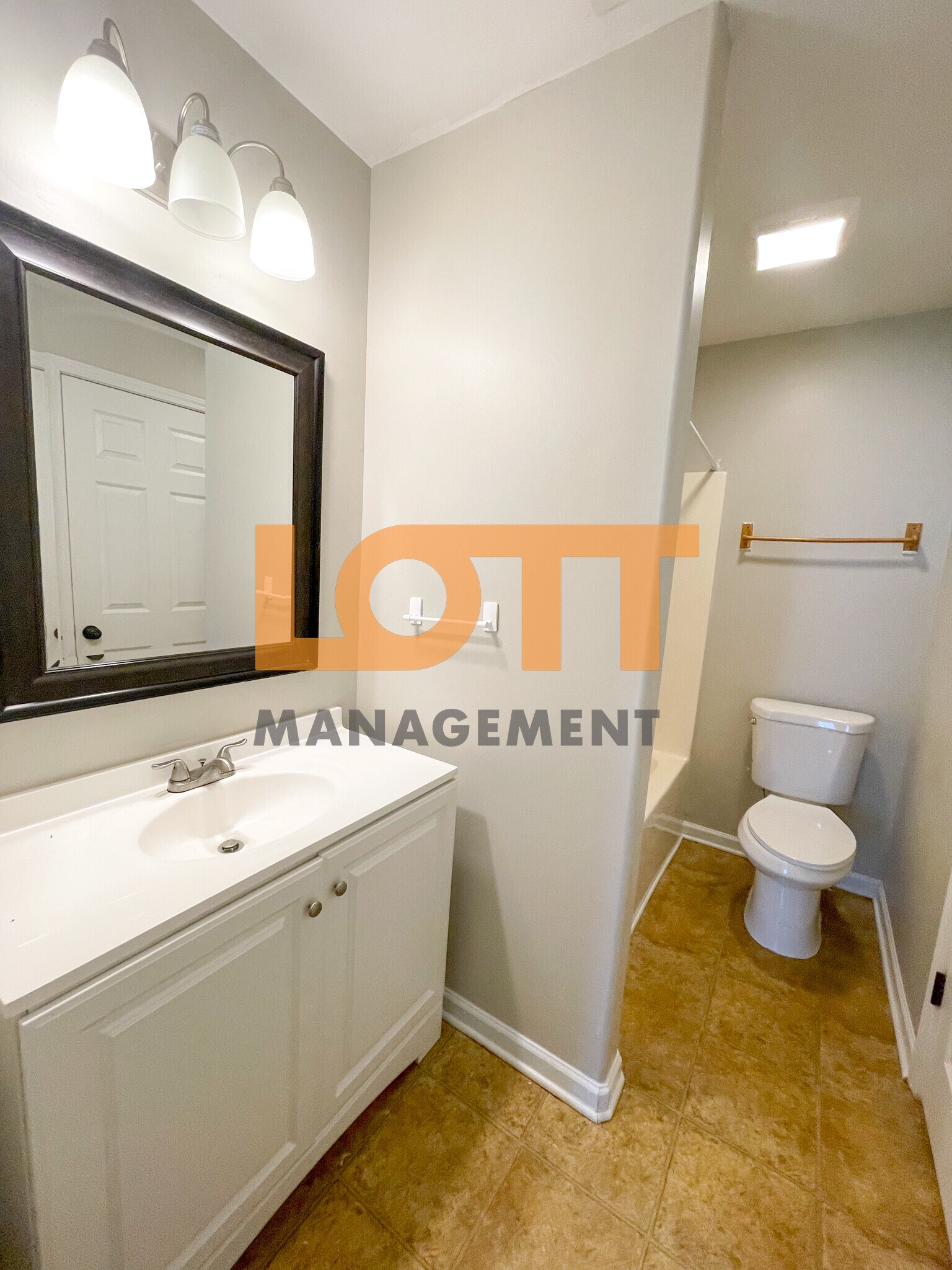 Building Photo - 204 Jarrett Ln