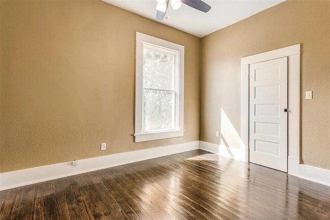 Building Photo - 423 E Sears St