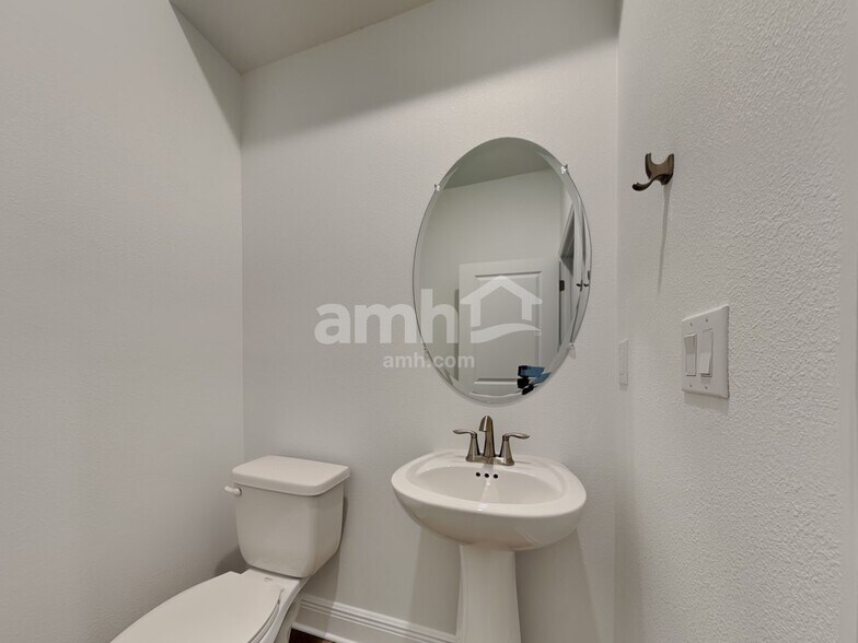 Building Photo - 6741 Atlantic Bch Ave