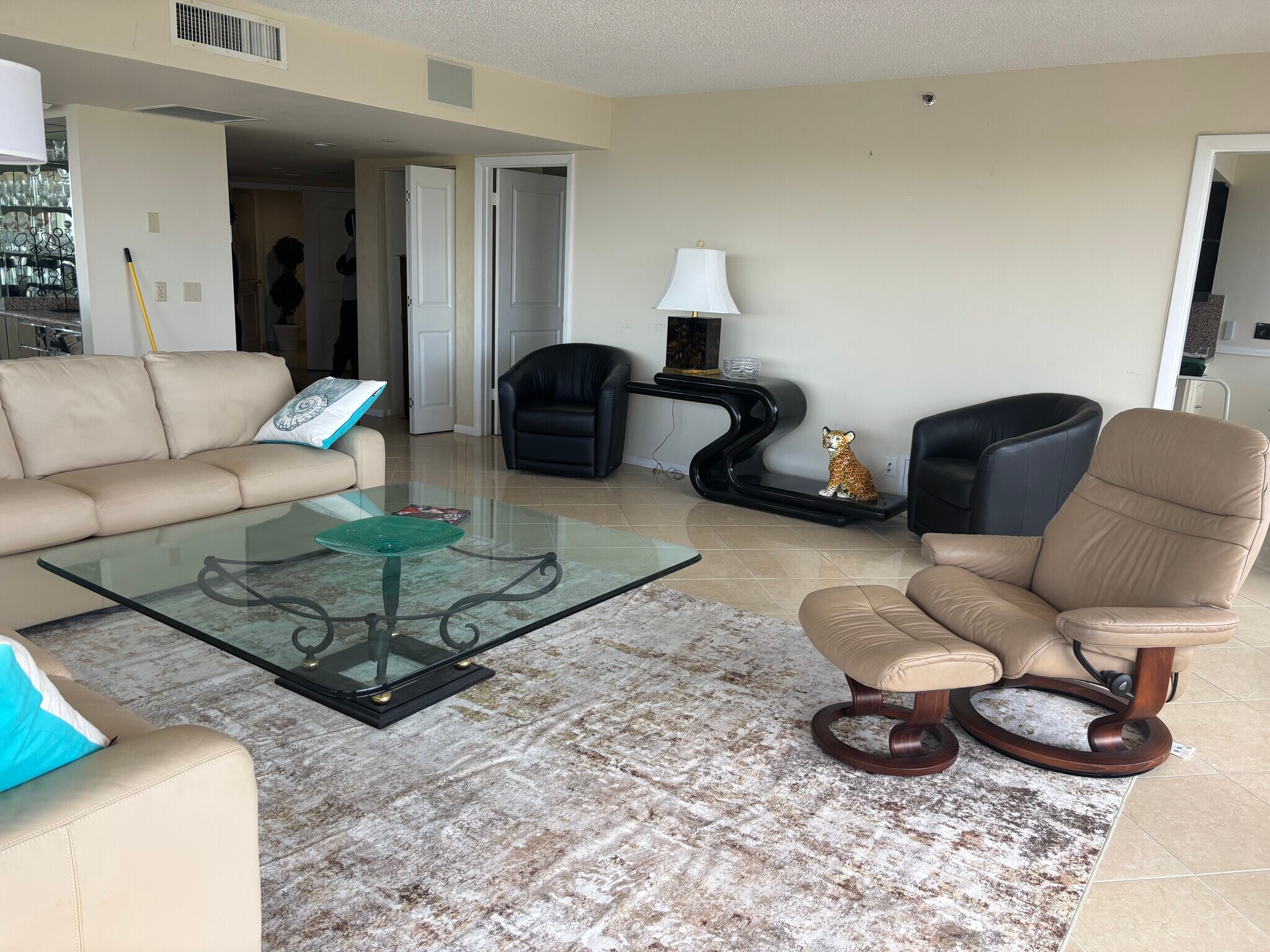 Living room - 4201 N Ocean Blvd