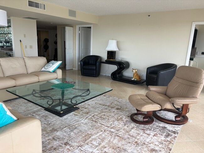 Living room - 4201 N Ocean Blvd