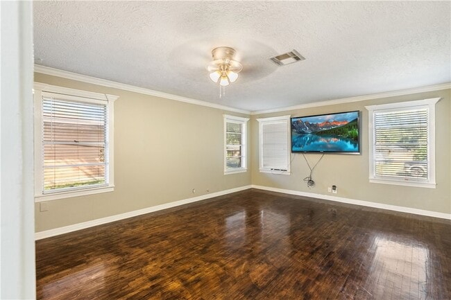 Building Photo - 209 Helena St