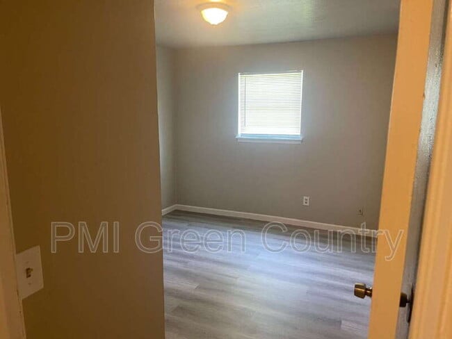 Building Photo - 405 S Maple St