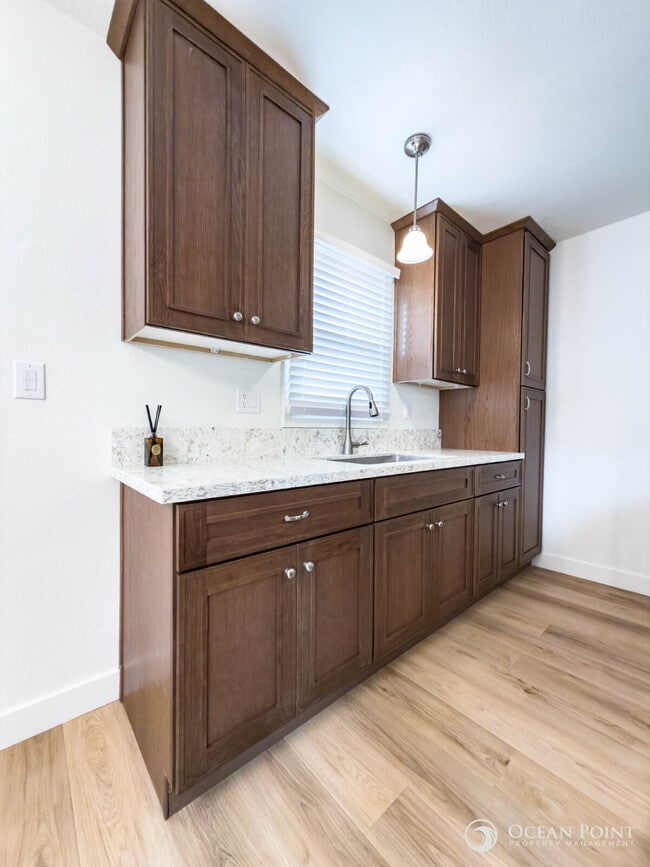 Building Photo - Newly Remodeled 2 Bedroom Apartment for Rent in Midtown Ventura!