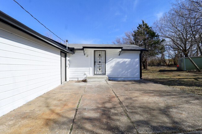 Building Photo - 4 Bed | 1.5 Bath in North Tulsa!