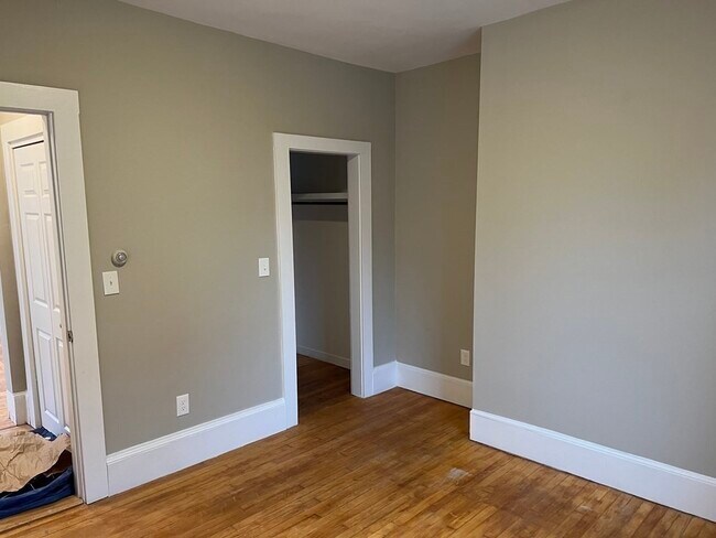 Building Photo - 48 Bartley St