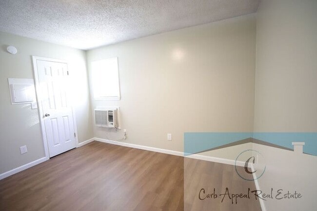Building Photo - Utilities included plus cable and internet!! Newly renovated 1 bed/1 bath apt - HUD accepted!!