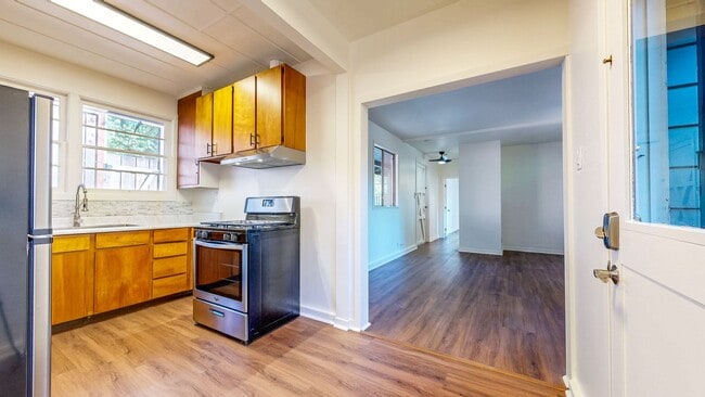 Building Photo - Cozy and Spacious 1 Bedroom 1 Bathroom Cottage! Landscaping and Garbage Included!