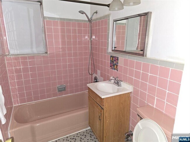 Building Photo - 275 Hoym St