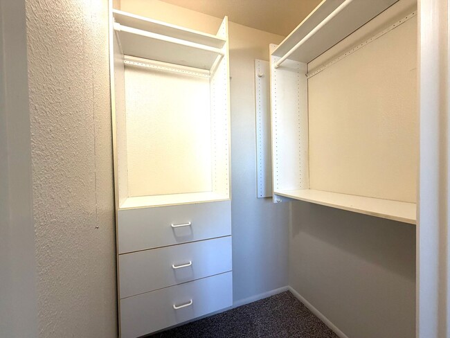 Building Photo - Glendale 3 Bed / 2 Bath Townhome | Two-Story Layout