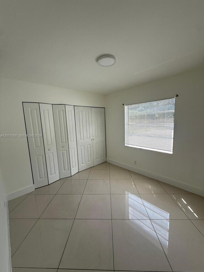 Building Photo - 10230 Twin Lakes Dr