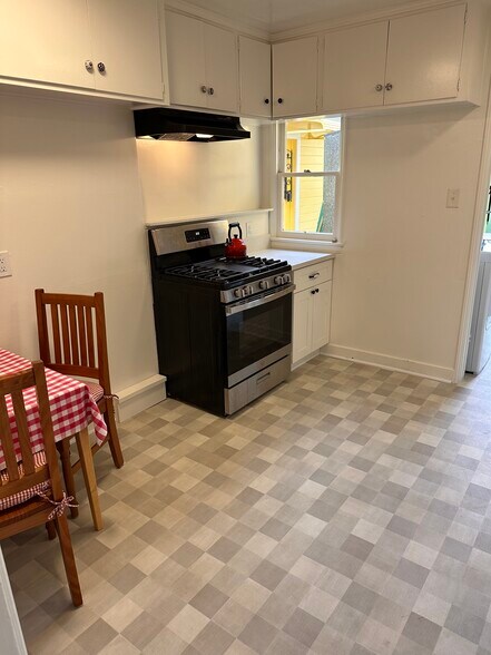 Building Photo - 647 Brooks Ave