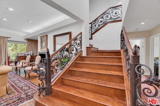 Building Photo - 701 Sierra Dr