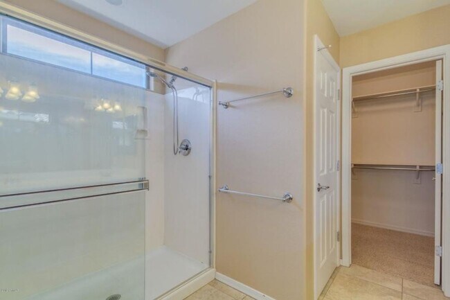 Building Photo - Charming 3 Bed + Den 2.5 Bath Home with 2 ...
