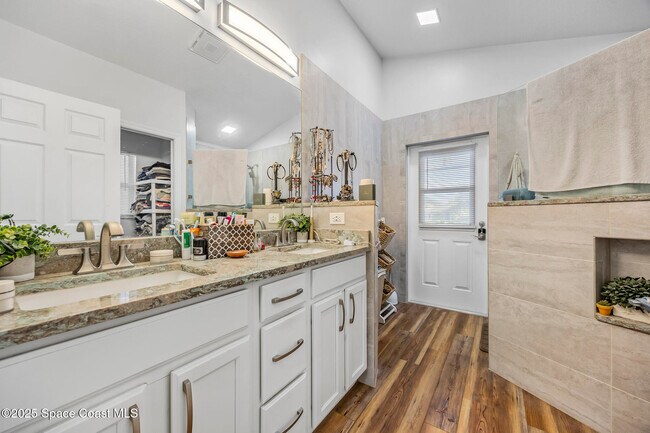 Building Photo - 1785 Ficus Point Dr